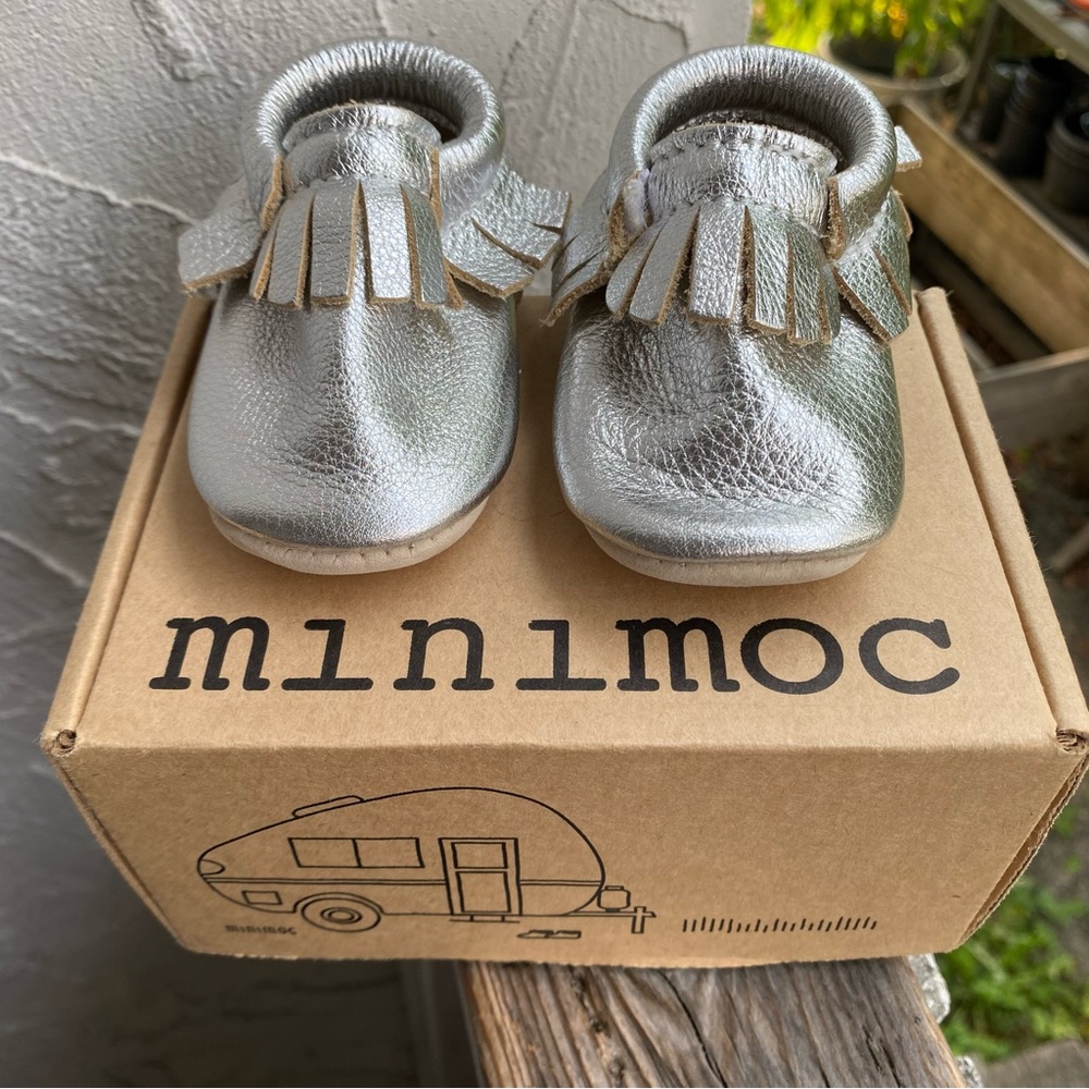 BNIB Minimoc Silver Baby Moccasins Size 2
